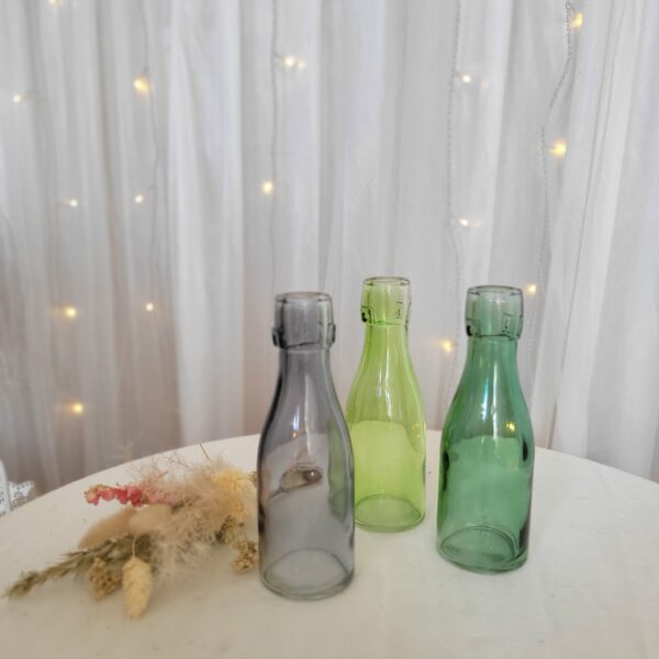Flasche in verschiedenen Grün- / Grautönen