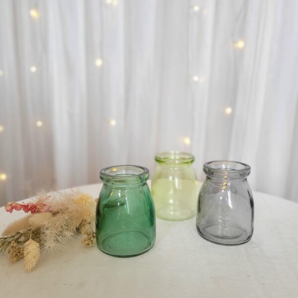 Vasen in verschiedenen Grün- / Grautönen