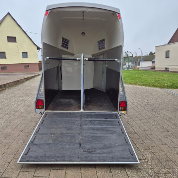 Pferdeanhänger von hinten